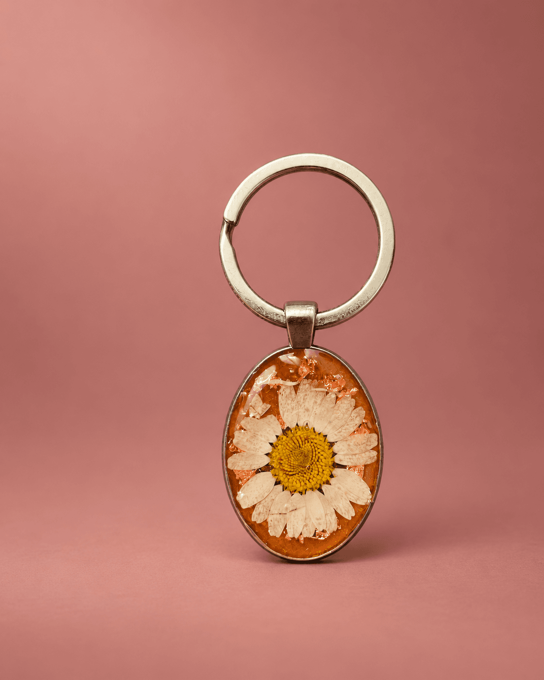 Dried daisy and resin metal keychain